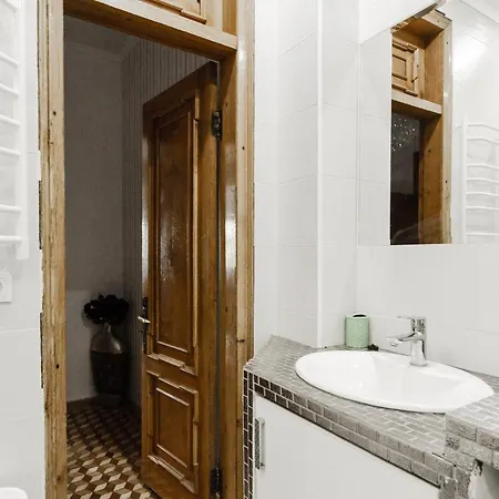 Katerynynska Street 3-bedrooms Daire *