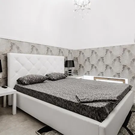Katerynynska Street 3-bedrooms Apartment Odessa